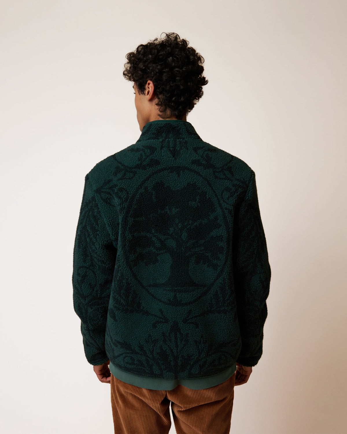 SENONCHE Veste polaire double face à motif jacquard placé — FAGUO — Vert foncé — porté, vue de dos 5 | Appart 17 Bruxelles