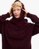 Colorful Standard Merino Wool Scarf Écharpe laine mérinos recyclée — Colorful Standard — Oxblood Red — porté, vue de dos 3 | Appart 17 Bruxelles