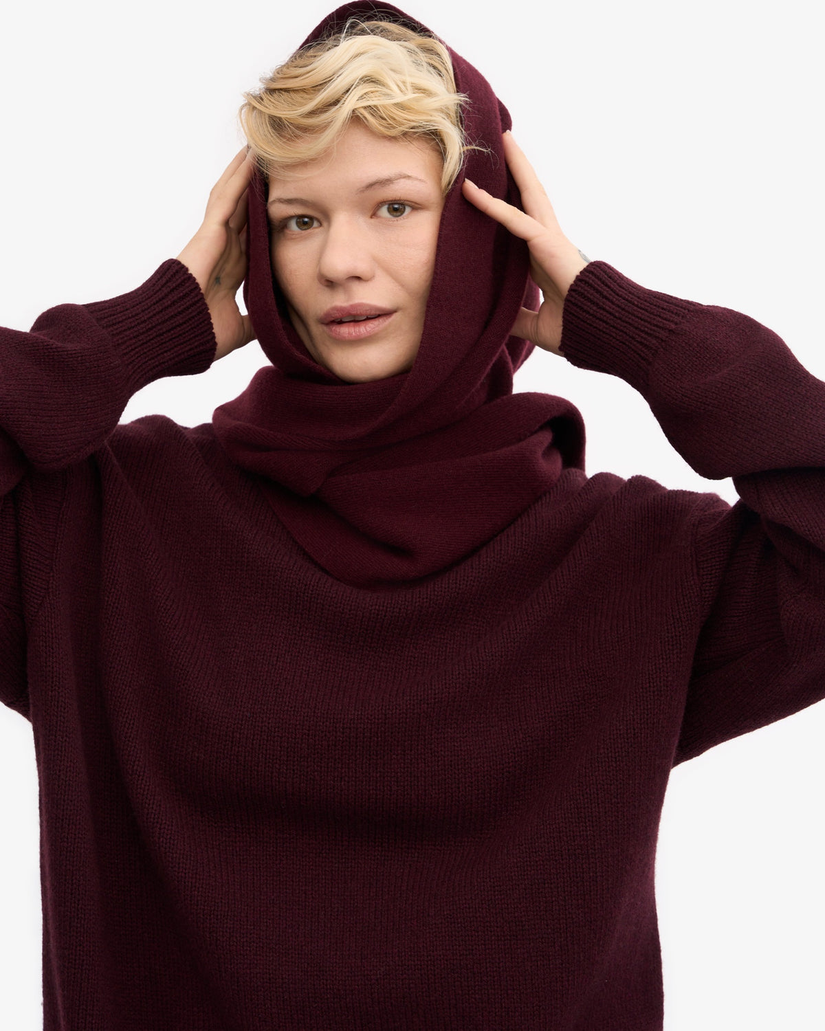 Colorful Standard Merino Wool Scarf Écharpe laine mérinos recyclée — Colorful Standard — Oxblood Red — porté, vue de dos 3 | Appart 17 Bruxelles