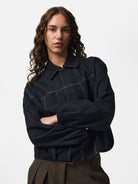 PCVALA Veste bomber en jean plissée à fines rayures — Pieces — Dark Blue Denim — porté, bras croisés 5 | Appart 17 Bruxelles