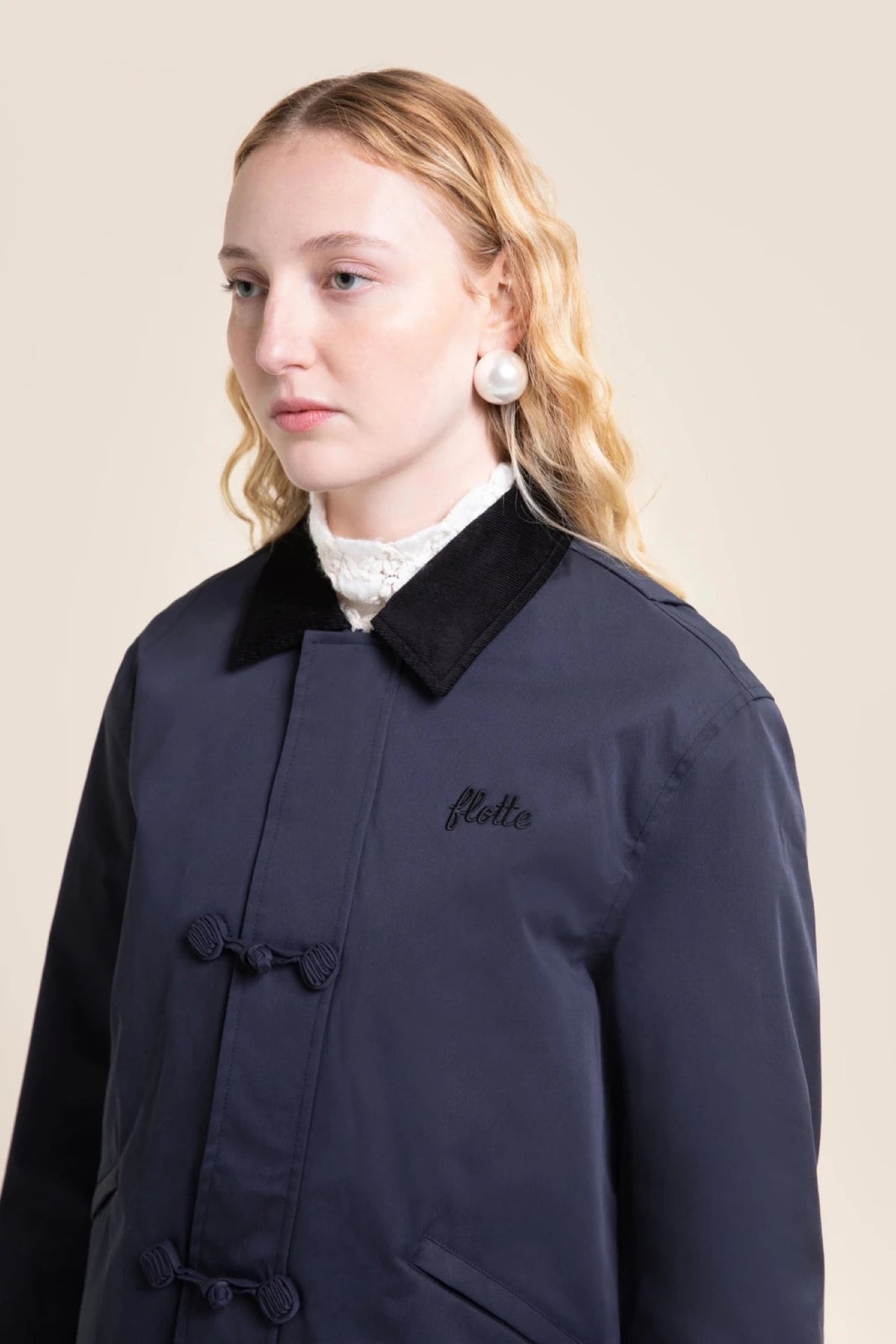 Flotte CARNOT Veste imperméable à brandebourgs — Flotte — Indigo — porté, buste 3 | Appart 17 Bruxelles