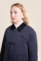 Flotte CARNOT Veste imperméable à brandebourgs — Flotte — Indigo — porté, buste 3 | Appart 17 Bruxelles