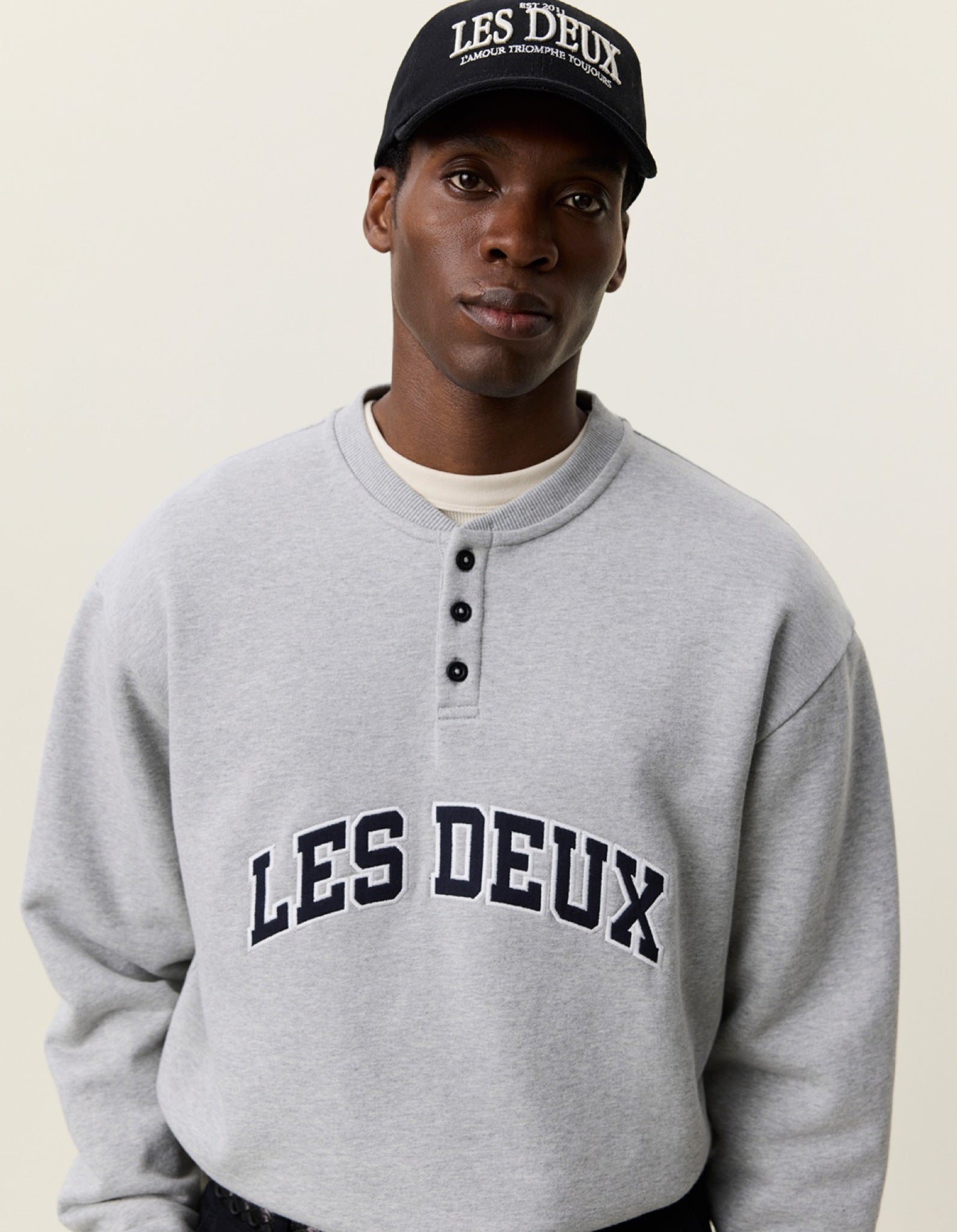 Half Buttoned Sweatshirt à patte boutonnée — Les Deux — Grey Melange — porté, de face | Appart 17 Bruxelles