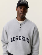 Half Buttoned Sweatshirt à patte boutonnée — Les Deux — Grey Melange — porté, de face | Appart 17 Bruxelles