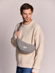 Hindbag Andrea Sac demi-lune d'hiver, velours, tartan ou effet laine — Hindbag — Effet laine granite — porté | Appart 17 Bruxelles
