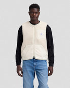 WORKWEAR Gilet sans manches zippé en sherpa, poches en toile — Lee — Warm Ecru — porté, de face | Appart 17 Bruxelles