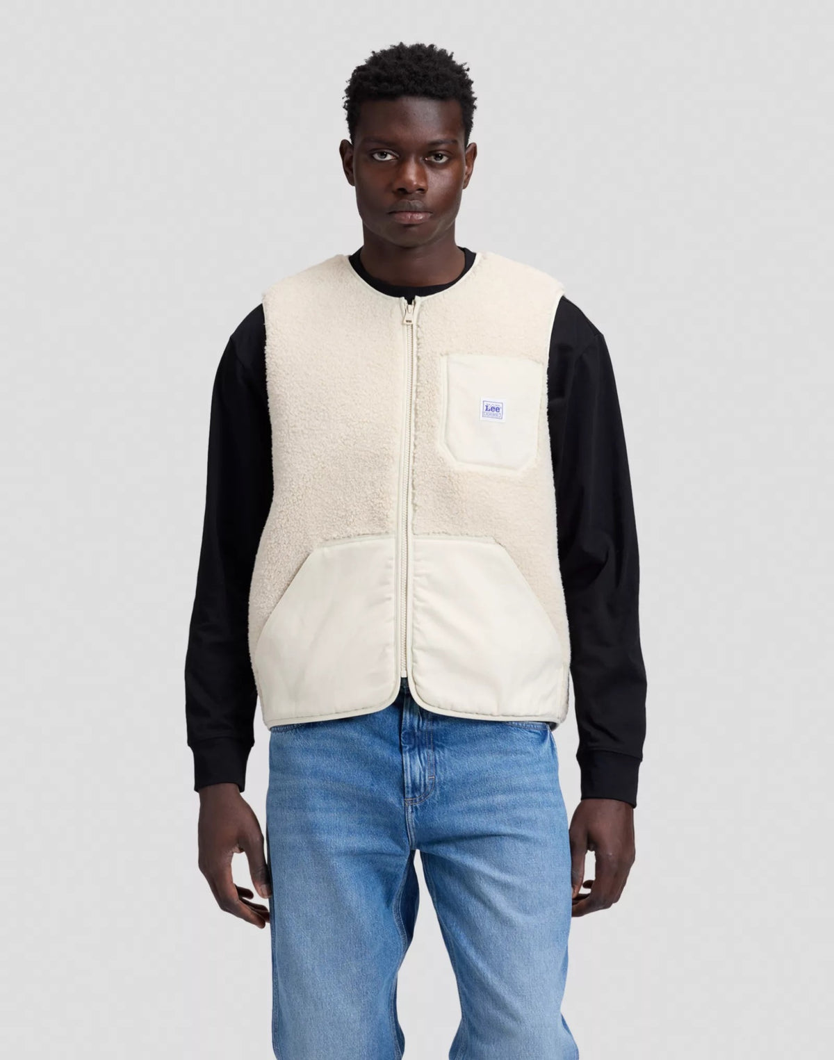 WORKWEAR Gilet sans manches zippé en sherpa, poches en toile — Lee — Warm Ecru — porté, de face | Appart 17 Bruxelles