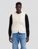WORKWEAR Gilet sans manches zippé en sherpa, poches en toile — Lee — Warm Ecru — porté, de face | Appart 17 Bruxelles