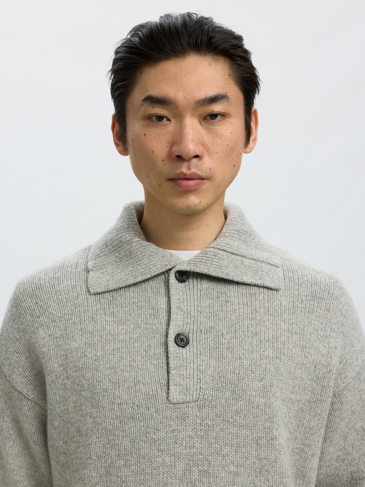 SLMCODY Polo en maille de laine, coupe décontractée — Selected Homme — Light Grey Melange — porté, détail du col 3 | Appart 17 Bruxelles