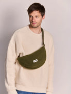 Hindbag Andrea Sac demi-lune d'hiver, velours, tartan ou effet laine — Hindbag — Effet laine khaki — porté | Appart 17 Bruxelles