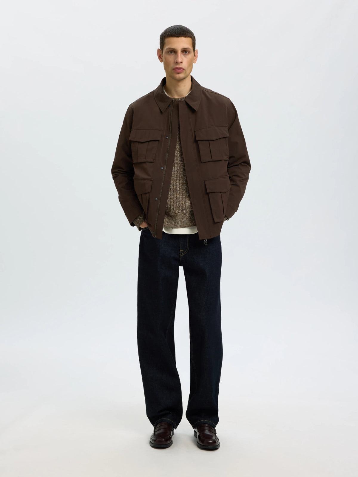 SLMTILUM Pull col rond en maille chinée coton bio — Selected Homme — Turkish Coffee — porté en look complet | Appart 17 Bruxelles