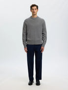 CALLE Pull laine & cachemire — Selected Homme — Medium Grey Melange — porté en pied | Appart 17 Bruxelles
