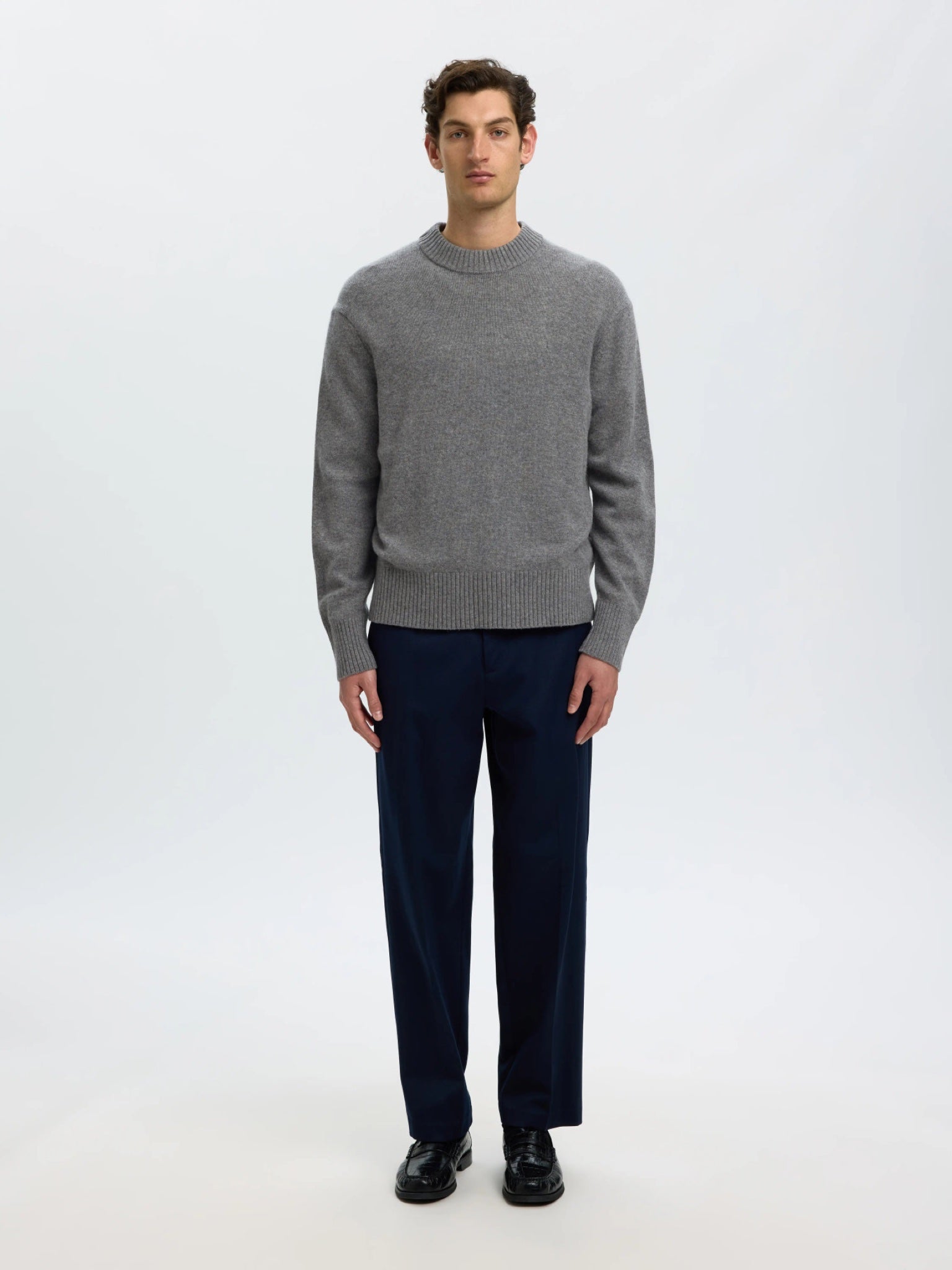 CALLE Pull laine & cachemire — Selected Homme — Medium Grey Melange — porté en pied | Appart 17 Bruxelles