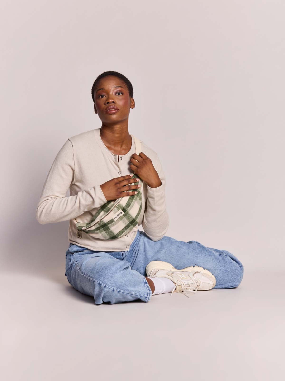 Hindbag Olivia Sac banane d'hiver, tartan ou effet laine — Hindbag — Tartan vert — porté 2 | Appart 17 Bruxelles