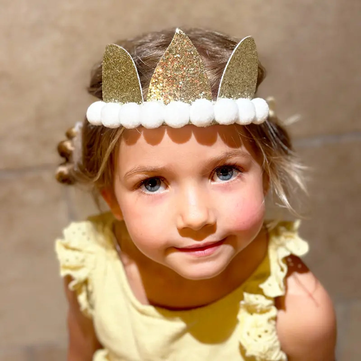 Couronne dorée pailletée de princesse — Ratatam Kids — Couronne élastique à pompons — packshot | Appart 17 Bruxelles