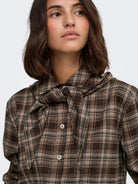 JDYELODY Chemise à carreaux avec foulard attaché — JDY — Coffee Bean Checks — porté, détail du foulard noué 5 | Appart 17 Bruxelles