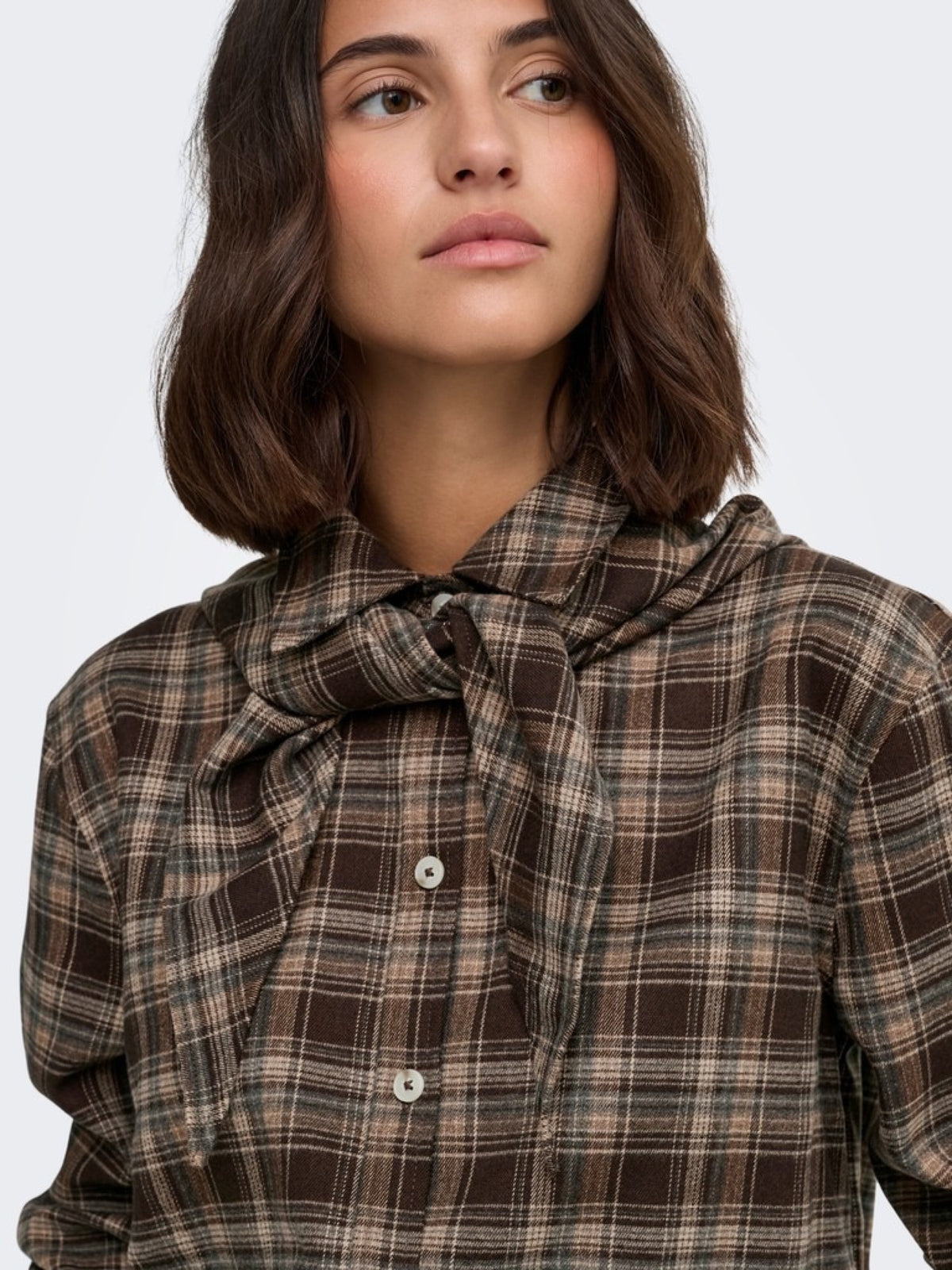 JDYELODY Chemise à carreaux avec foulard attaché — JDY — Coffee Bean Checks — porté, détail du foulard noué 5 | Appart 17 Bruxelles