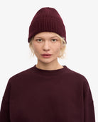 Colorful Standard Merino Wool Beanie Bonnet laine mérinos recyclée — Colorful Standard — Oxblood Red — porté, vue de face | Appart 17 Bruxelles