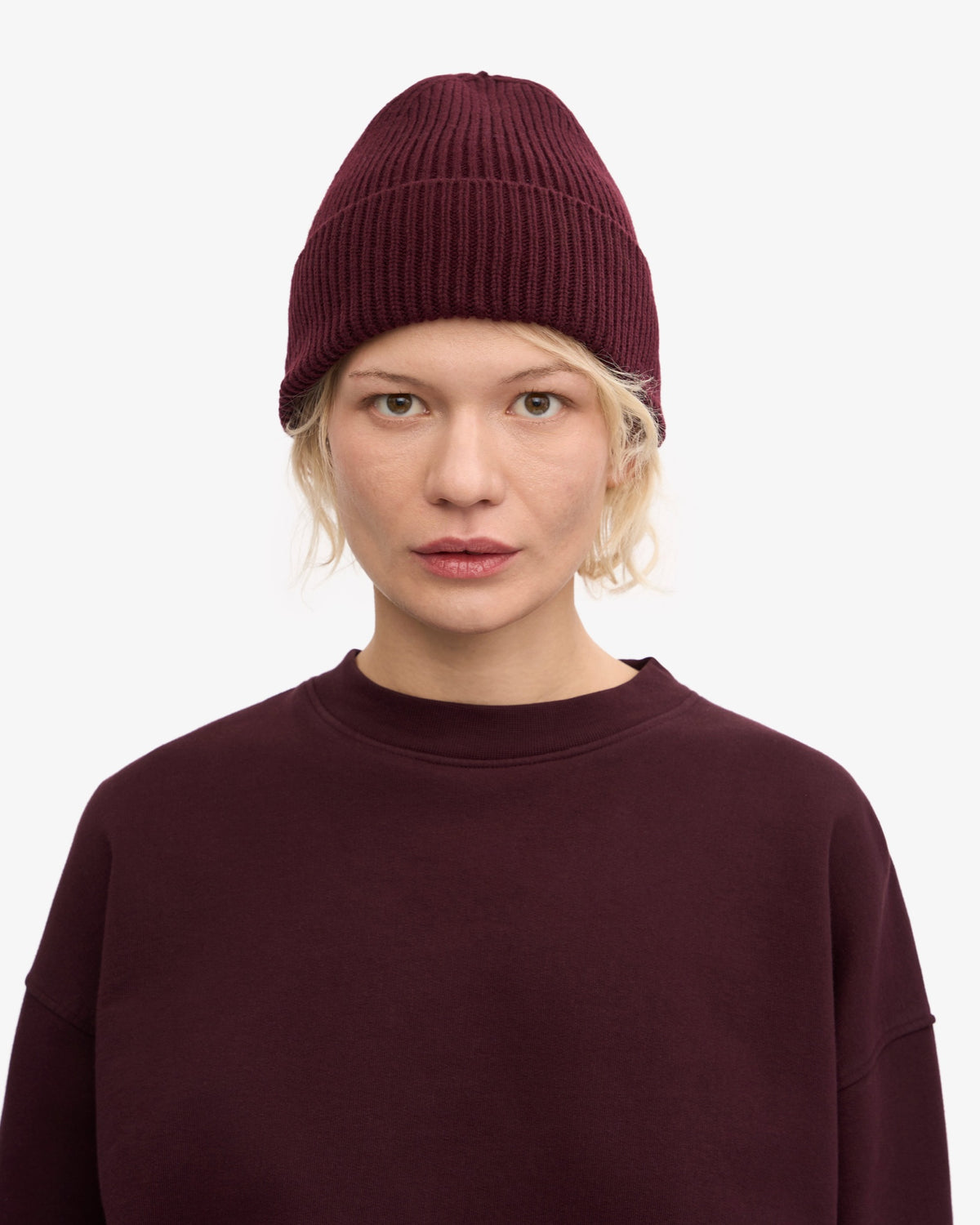 Colorful Standard Merino Wool Beanie Bonnet laine mérinos recyclée — Colorful Standard — Oxblood Red — porté, vue de face | Appart 17 Bruxelles