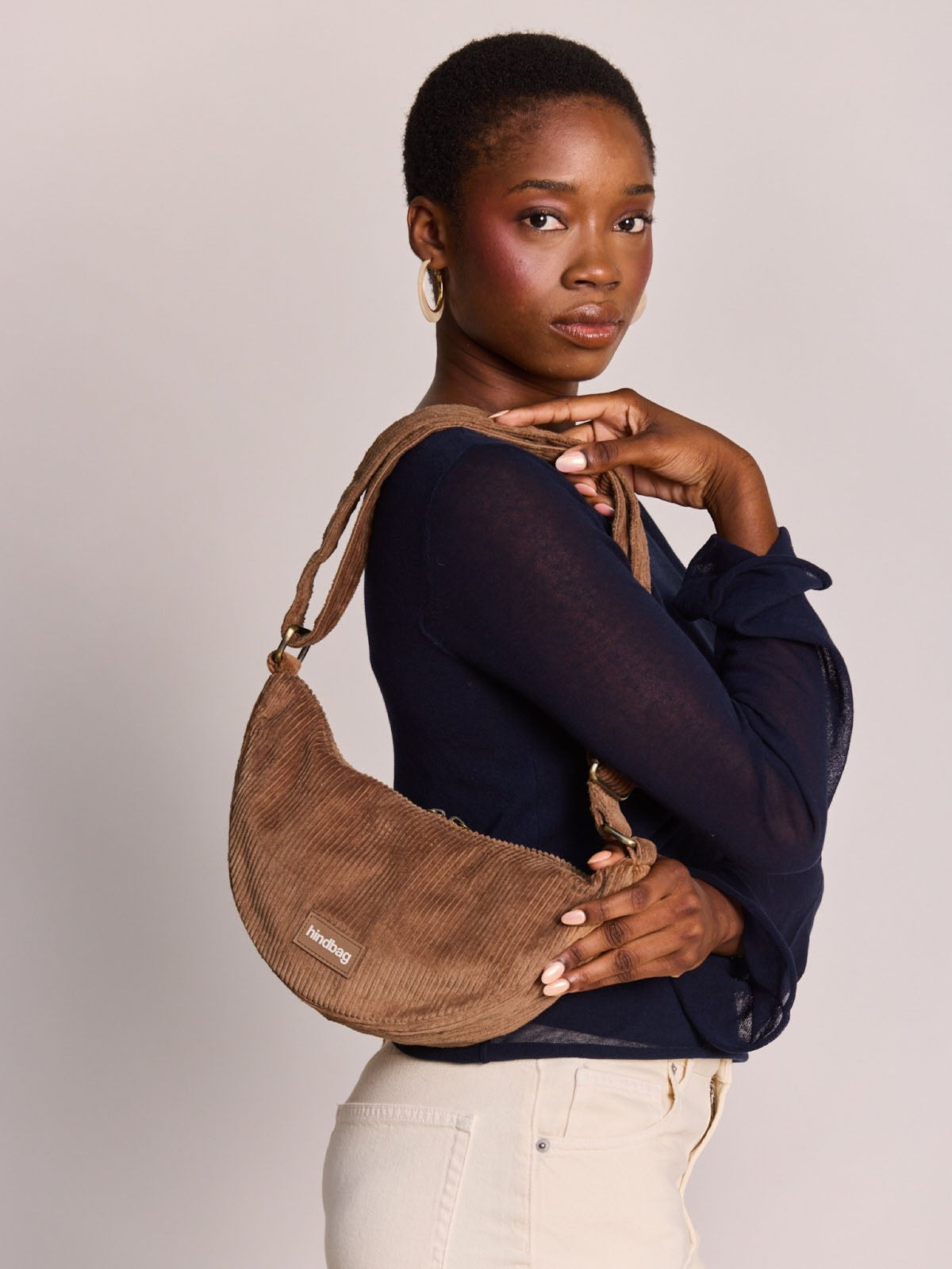 Hindbag Andrea Sac demi-lune d'hiver, velours, tartan ou effet laine — Hindbag — Velours macchiato — porté | Appart 17 Bruxelles