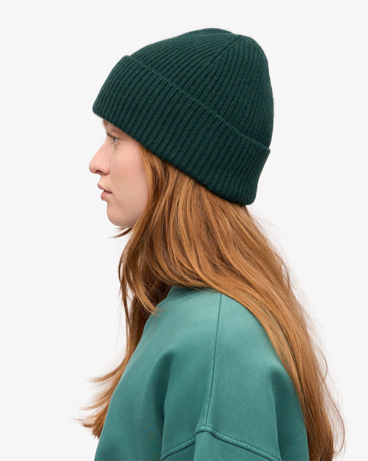 Colorful Standard Merino Wool Beanie Bonnet laine mérinos recyclée — Colorful Standard — Emerald Green — porté de profil 3 | Appart 17 Bruxelles