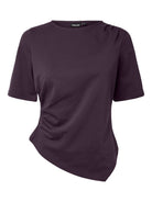 PCVICTORIA Top drapé asymétrique à manches courtes — Pieces — Plum Perfect — packshot 4 | Appart 17 Bruxelles