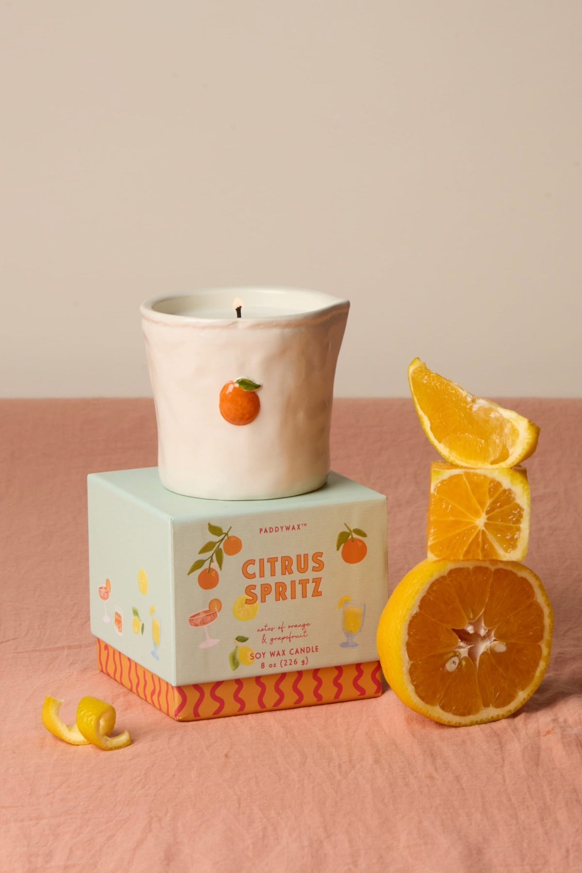 Paddywax Bistro Orange Bougie parfumée en céramique 226 g — Paddywax — Citrus Spritz — en situation 4 | Appart 17 Bruxelles