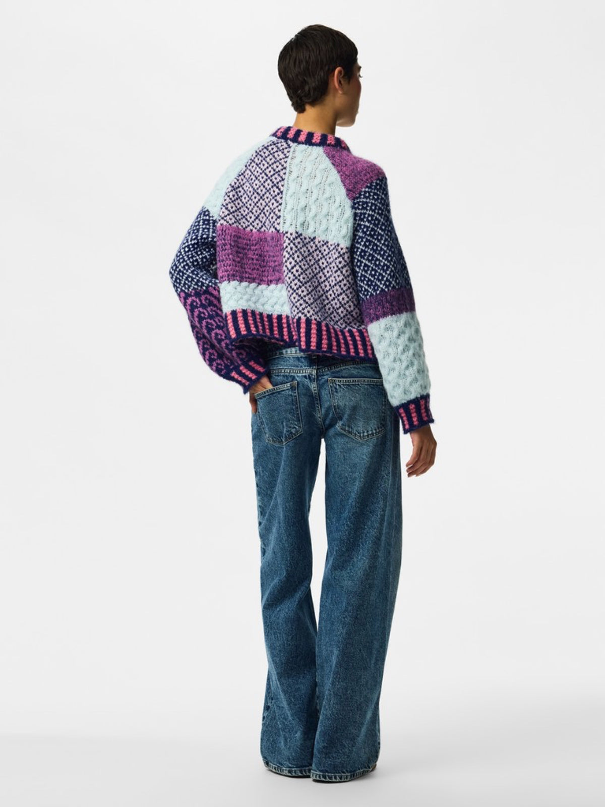 PCFUSION Pull oversize en grosse maille patchwork colorblock — Pieces — Sachet Pink — porté 4 | Appart 17 Bruxelles