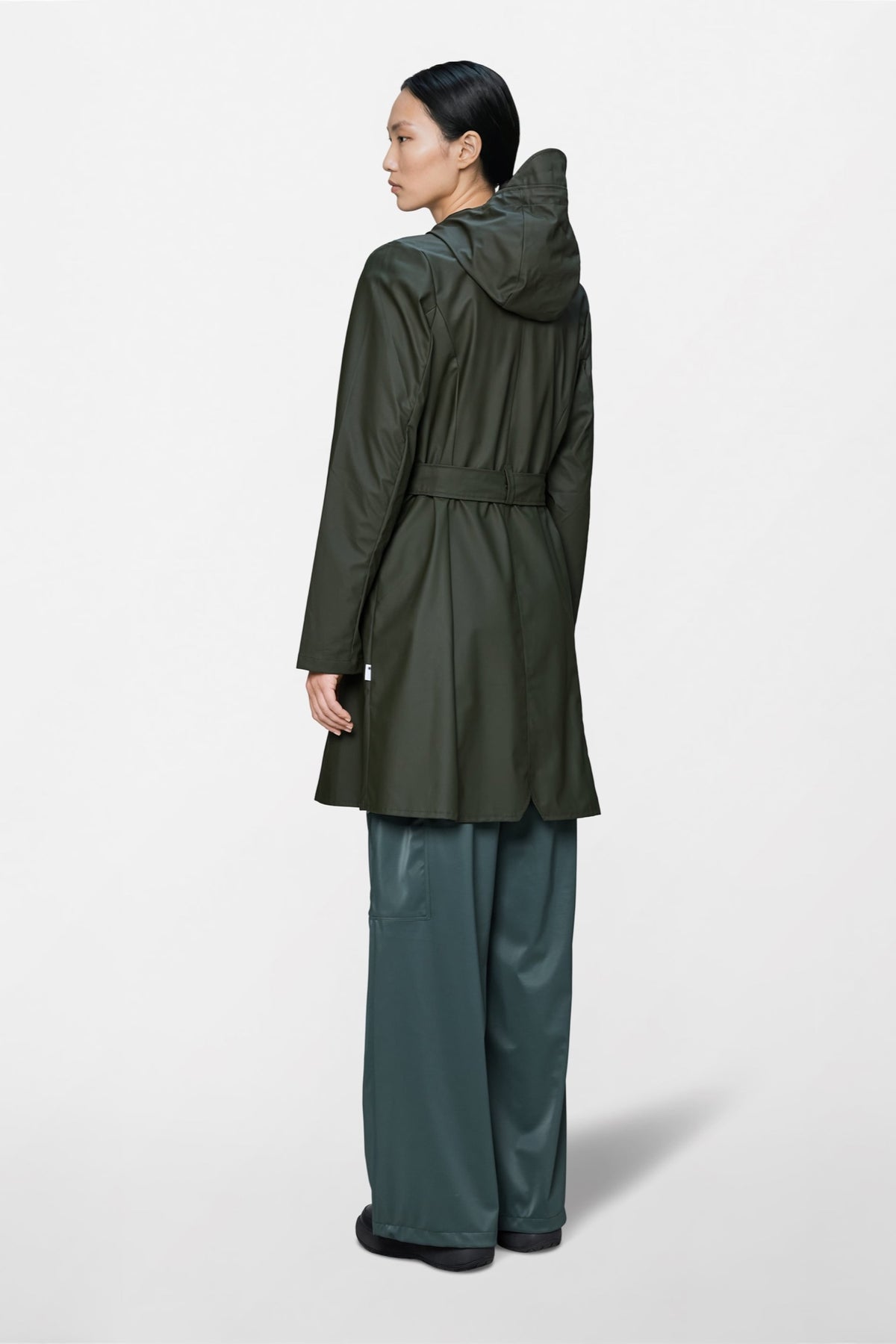 Rains Curve Long Jacket W3 — Rains — Green — porté 3 | Appart 17 Bruxelles