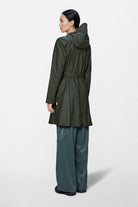 Rains Curve Long Jacket W3 — Rains — Green — porté 3 | Appart 17 Bruxelles