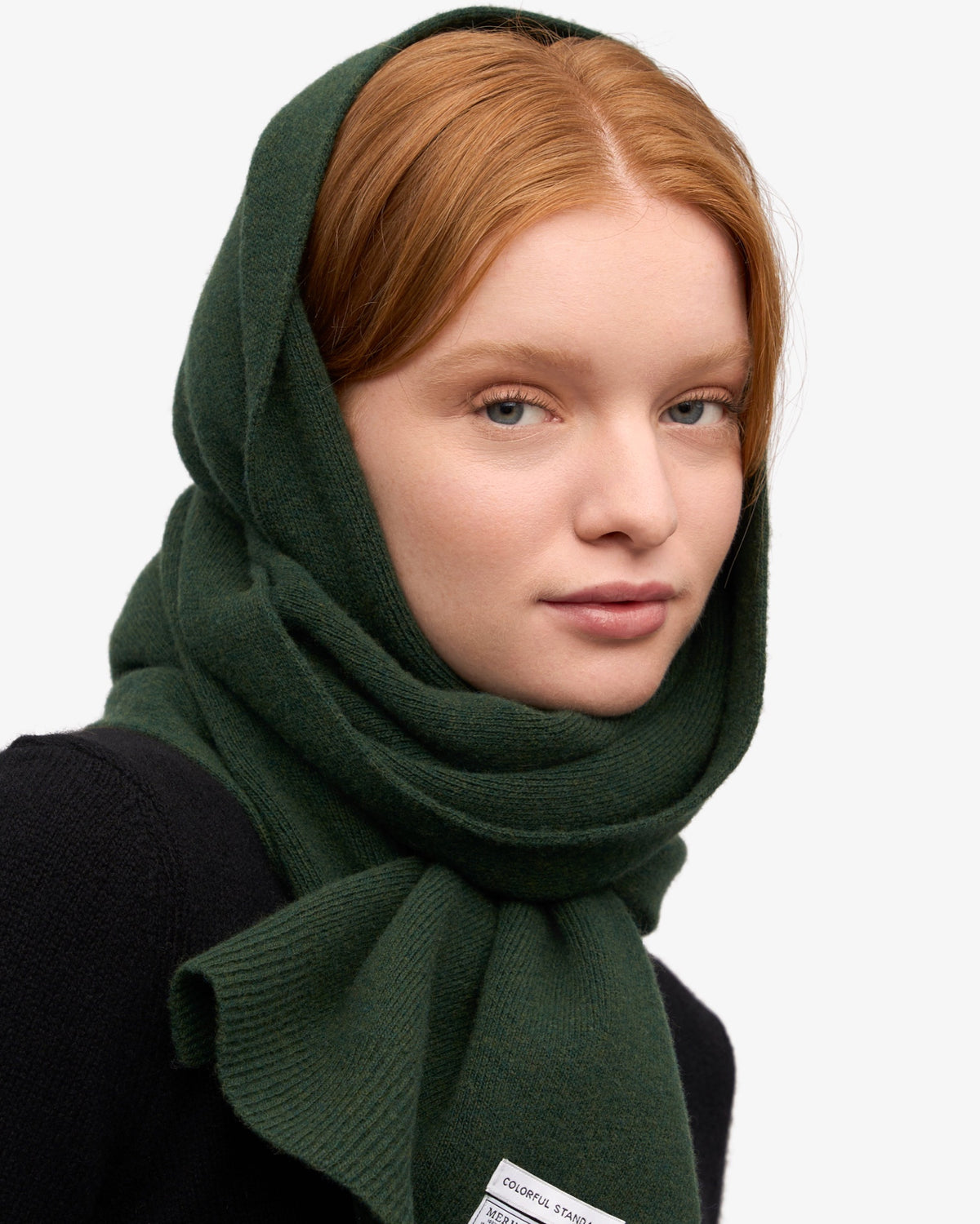 Colorful Standard Merino Wool Scarf Écharpe laine mérinos recyclée — Colorful Standard — Emerald Green — porté, vue de dos 3 | Appart 17 Bruxelles