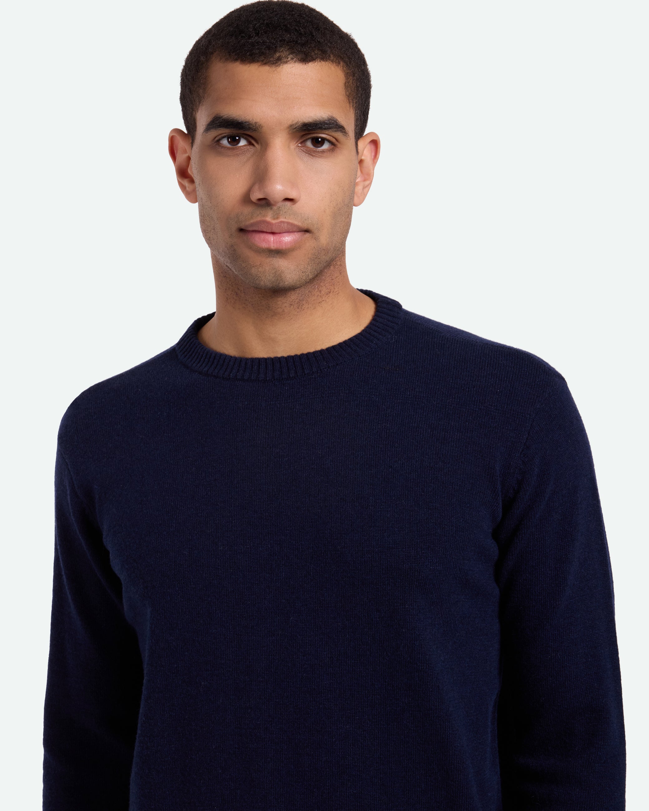 ROLAND Pull col rond en laine d'agneau — Minimum — Navy Blazer — porté, vue de face | Appart 17 Bruxelles