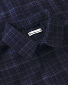 Chemise Dune en laine mérinos à carreaux, coupe regular — KnowledgeCotton Apparel — Navy — détail du tissu 5 | Appart 17 Bruxelles