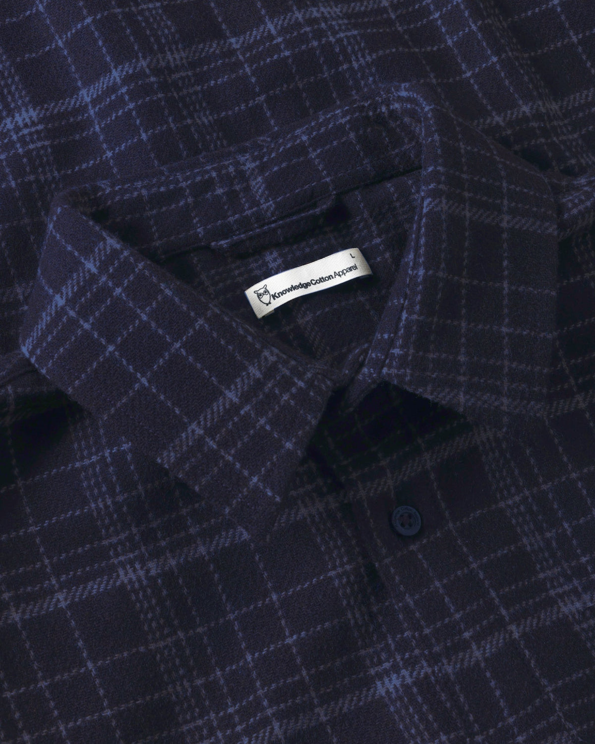 Chemise Dune en laine mérinos à carreaux, coupe regular — KnowledgeCotton Apparel — Navy — détail du tissu 5 | Appart 17 Bruxelles