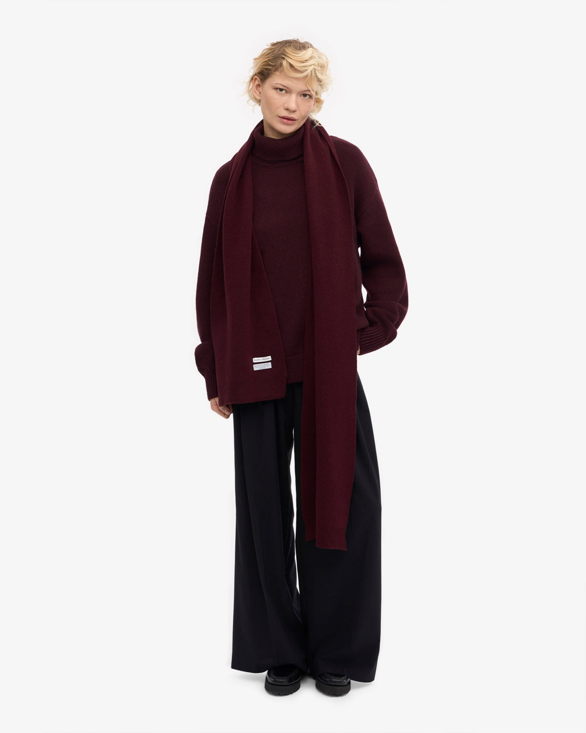 Colorful Standard Merino Wool Scarf Écharpe laine mérinos recyclée — Colorful Standard — Oxblood Red — porté de profil 2 | Appart 17 Bruxelles