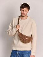 Hindbag Andrea Sac demi-lune d'hiver, velours, tartan ou effet laine — Hindbag — Velours macchiato — porté 2 | Appart 17 Bruxelles