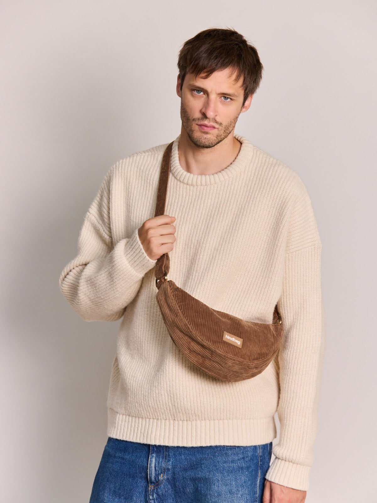 Hindbag Andrea Sac demi-lune d'hiver, velours, tartan ou effet laine — Hindbag — Velours macchiato — porté 2 | Appart 17 Bruxelles
