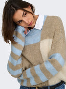 JDYKILIAN Pull color block à manches rayées — JDY — Cashmere Blue — portée, gros plan sur les manches rayées 4 | Appart 17 Bruxelles