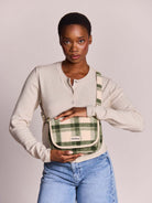 Hindbag Margault Sac bandoulière à rabat, velours ou tartan — Hindbag — Tartan vert — porté | Appart 17 Bruxelles