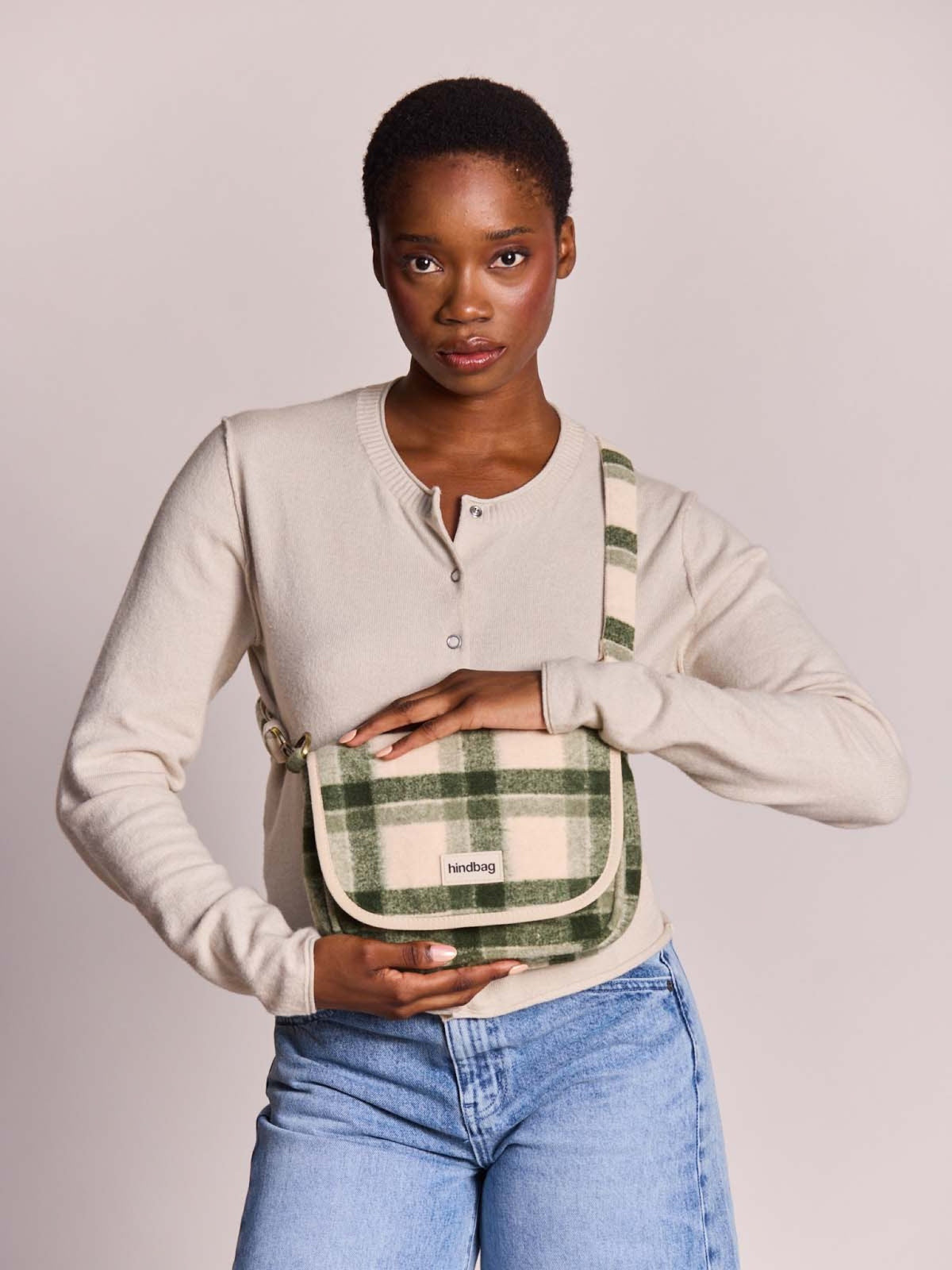 Hindbag Margault Sac bandoulière à rabat, velours ou tartan — Hindbag — Tartan vert — porté | Appart 17 Bruxelles