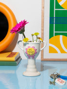 Vase trophée XS en céramique — DOIY — #1 Partner in life — en situation | Appart 17 Bruxelles