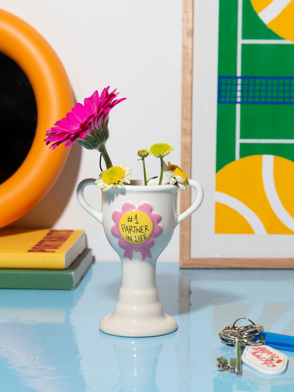 Vase trophée XS en céramique — DOIY — #1 Partner in life — en situation | Appart 17 Bruxelles