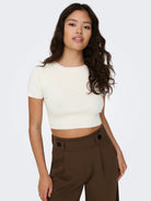 JDYCIRKELINE Crop top en maille fine manches courtes — JDY — Cloud Dancer — porté, buste 2 | Appart 17 Bruxelles