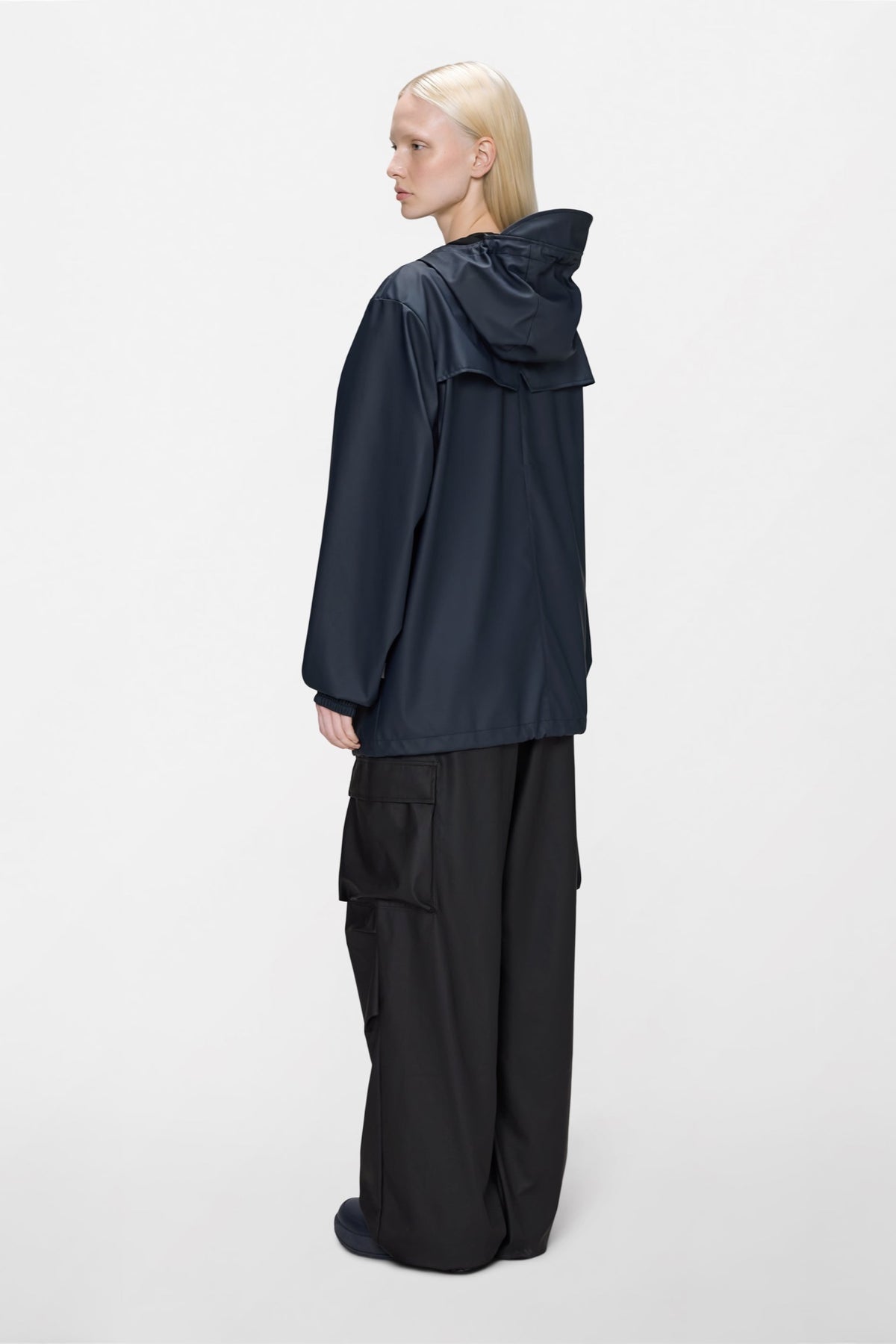 Rains Storm Breaker W3 — Rains — Navy — porté 3 | Appart 17 Bruxelles