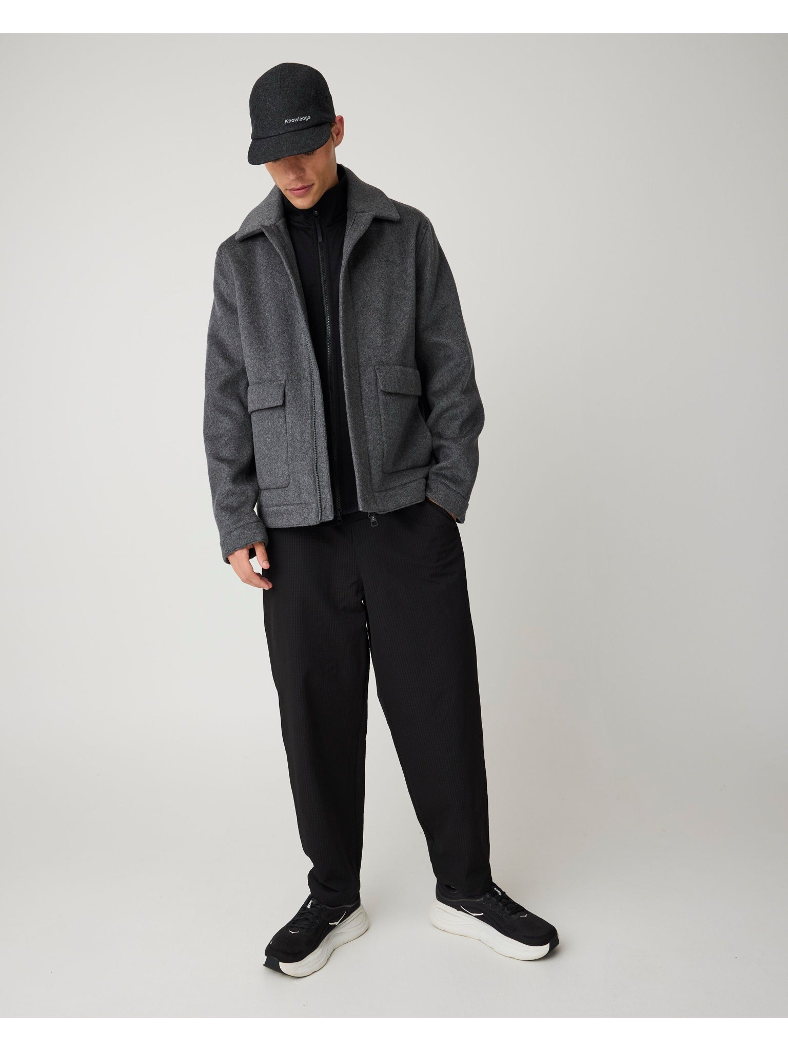 Veste Wool en laine recyclée col chemise — KnowledgeCotton Apparel — Gris foncé chiné — porté | Appart 17 Bruxelles