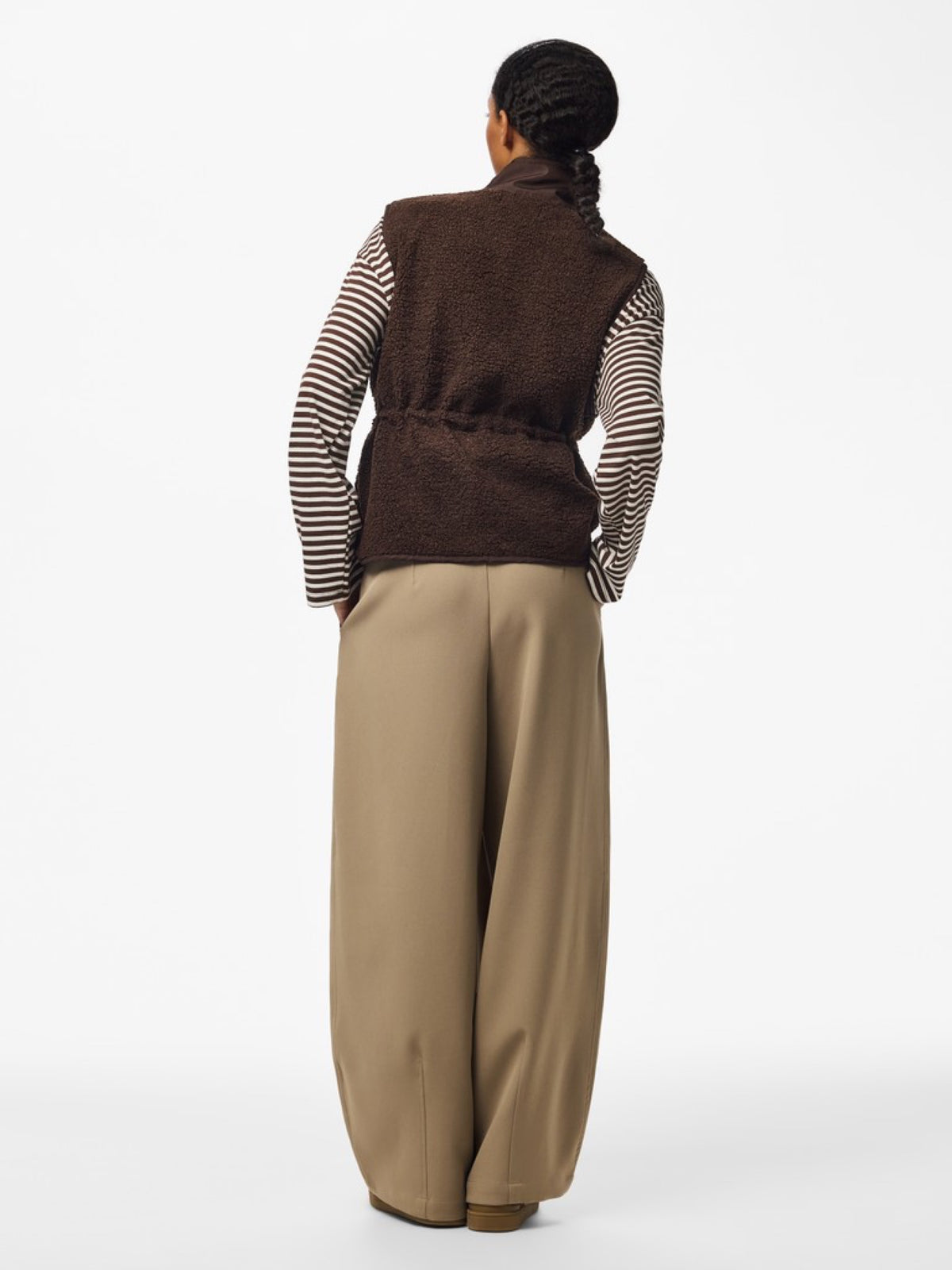 PCKATTY Gilet sans manches en teddy à col montant — Pieces — Hot Fudge — porté, de dos, en pied 3 | Appart 17 Bruxelles