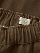 NMMRADOLFI Pantalon en sergé de coton bio garçon — name it — Sepia — détail de la taille élastiquée 3 | Appart 17 Bruxelles