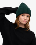 Colorful Standard Merino Wool Hat Bonnet côtelé à large revers laine mérinos — Colorful Standard — Emerald Green — porté en pied 2 | Appart 17 Bruxelles