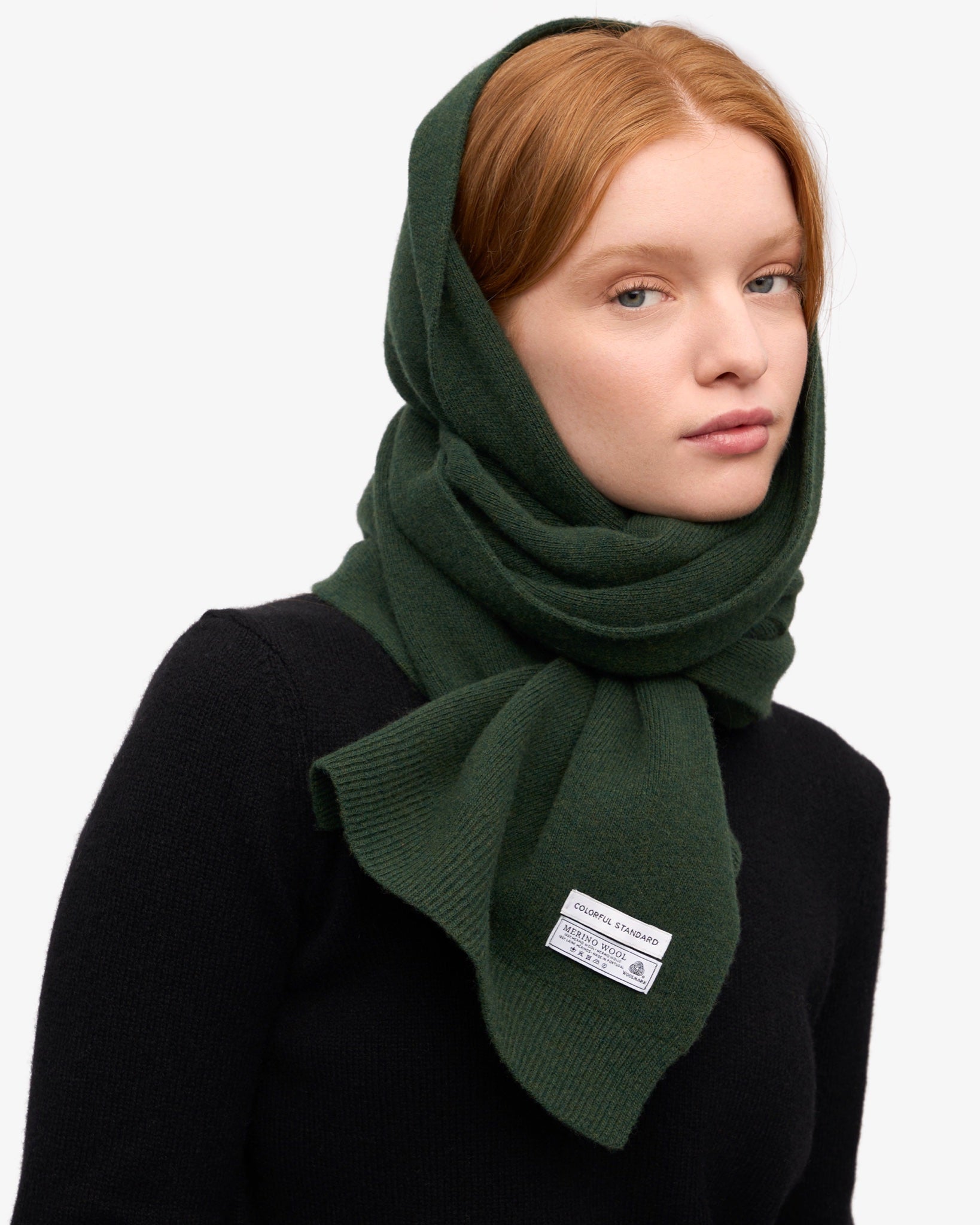 Colorful Standard Merino Wool Scarf Écharpe laine mérinos recyclée — Colorful Standard — Emerald Green — porté, vue de face | Appart 17 Bruxelles