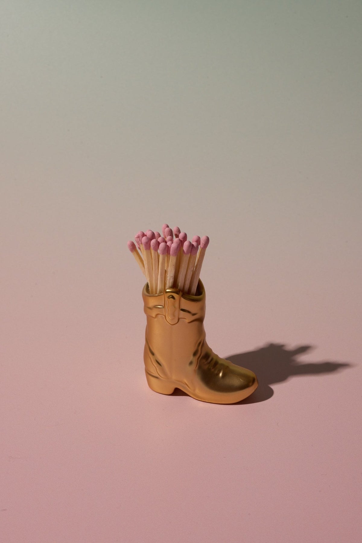 Paddywax Nashville Botte de cowboy en céramique porte-allumettes + 25 allumettes — Paddywax — Doré — en situation 3 | Appart 17 Bruxelles